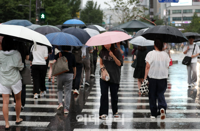  호우주의보 광화문네거리                                                                                                                                                                          