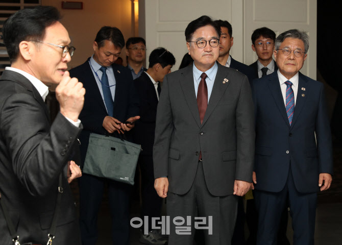  '빛을 담은 항일유산' 관람하는 우원식 국회의장                                                                                                                                          