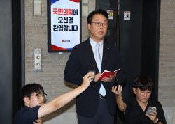 [포토]국민의힘 압수수색, '답변하는 곽규택 의원'                                                                                                                                               