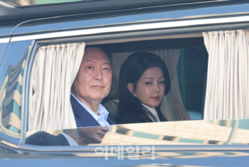 윤석열·김건희의 &apos;화무십일홍&apos;…특검 수사 향방은