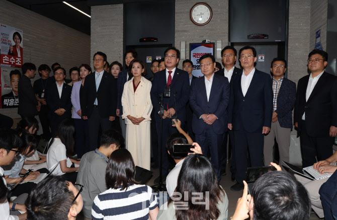 당사 압수수색, '입장 밝히는 국민의힘' 