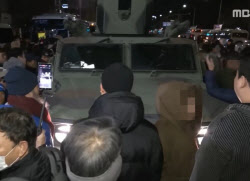 12·3 계엄날 장갑차 막은 부부, 李대통령 ‘국민임명장’ 수여