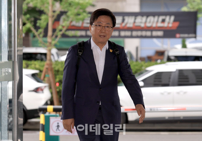 '첫 출근하는 최교진 교육부 장관 후보자' 