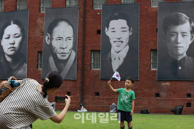 독립운동가 위인들 앞에서 찰칵                                                                                                                                                                     