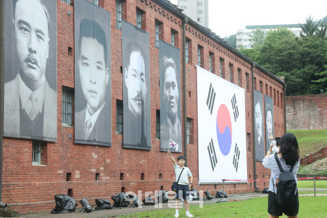 80주년 광복절 하루 앞두고 태극기 흔드는 아이                                                                                                                                                      