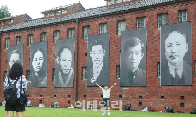 독립운동가 앞에서 태극기 흔드는 아이                                                                                                                                                              