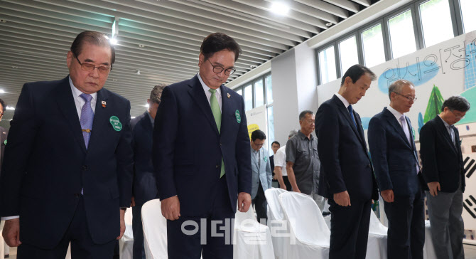 묵념하는 우원식 의장-권오을 장관-이종찬 광복회장                                                                                                                                                  