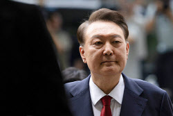 병원 간 윤석열 "발목에 &apos;전자발찌&apos;...&apos;수갑&apos;도 찼다"