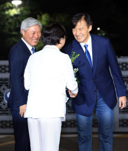 [포토]광복절 특사, '미소 보이는 조국 전 대표'                                                                                                                                                 