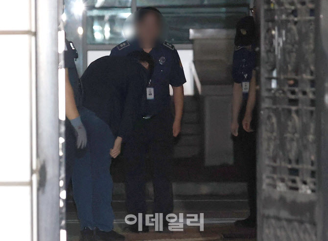 조국, '출소하며 90도 인사'