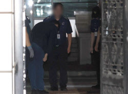 [포토]조국, '출소하며 90도 인사'                                                                                                                                                              
