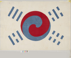 찢어지고 빛바래도…광복 80주년 맞아 더 특별한 태극기