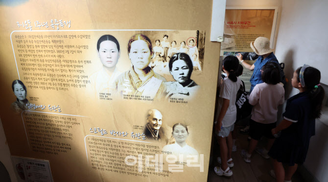 서대문형무소 내부 살펴보는 학생들                                                                                                                                                                 