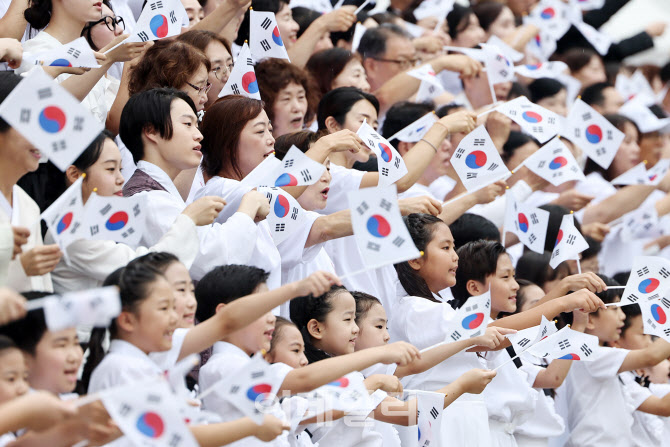 제80주년 광복절, 펄럭이는 태극기                                                                                                                                                                  