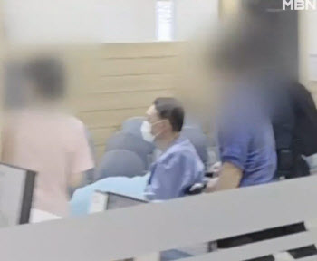 법무부 "尹 실명 위기 사실 아냐…수갑 통상적 조치"