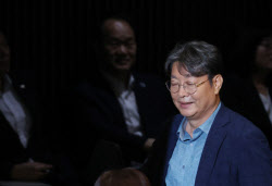 이춘석 의원, 경찰 조사에서 &apos;주식 차명거래&apos; 혐의 인정