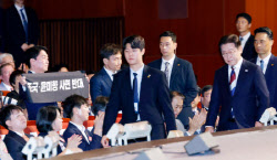 與 “‘安, 광복절 기념식서 정치쇼”