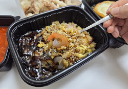 “불맛 안 나나유?” 백종원 19년 만의 ‘볶음밥’…그 맛은[먹어보고서]