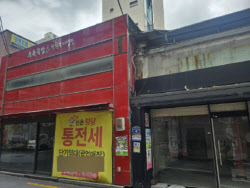 "공실 천지인데 임대료 꿈쩍 않는다"…벼랑 끝 신촌 가보니[르포]
