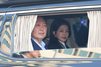 "김건희 리스크 덮으려 계엄" 시민 1만명 위자료 소송