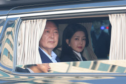 &quot;김건희 리스크 덮으려 계엄&quot; 시민 1만명 위자료 소송