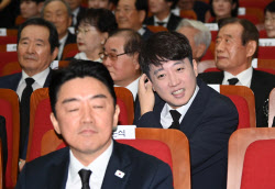 [포토] 김대중 전 대통령 추모식 참석한 이준석 대표                                                                                                                                                       