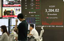 코스피, 외국인 ‘팔자’에 3180선 깨져…관세 부담에 반도체주↓