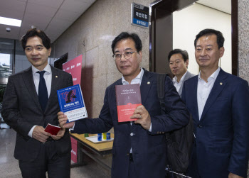 뚫리냐, 막느냐…압수수색 대비 버티기 들어간 국민의힘