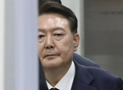 尹 ‘속옷 저항’ CCTV, 다음 주 공개되나…민주 “추진 중”