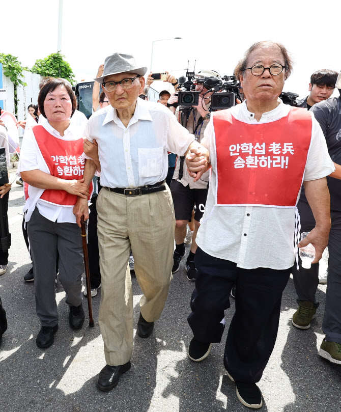  북쪽 향하는 비전향장기수 안학섭                                                                                                                                                                  