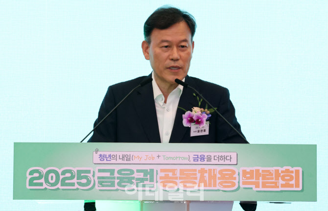 축사하는 윤한홍 정무위원장                                                                                                                                                                        