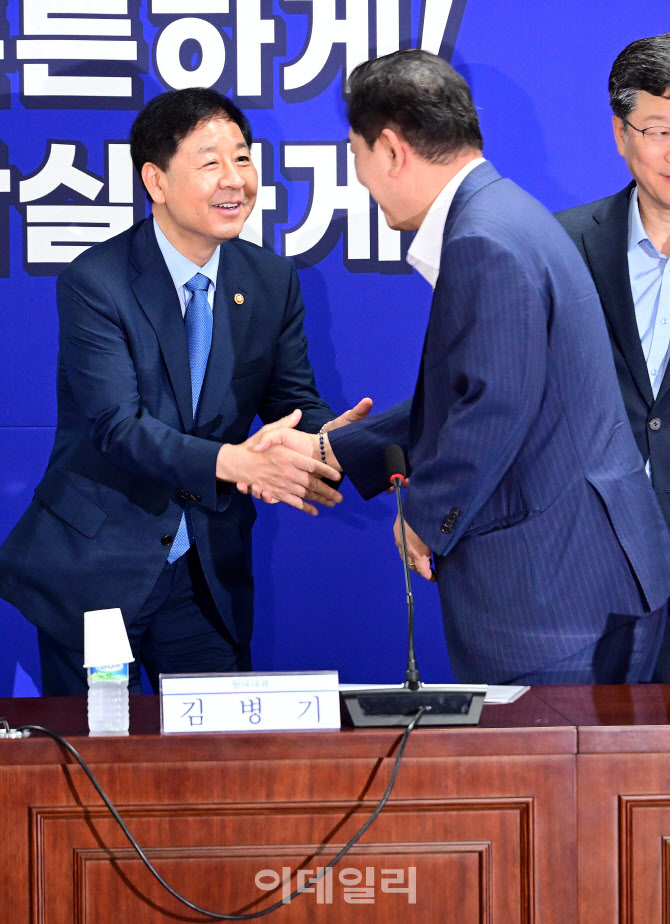 인사 나누는 김병기-구윤철                                                                                                                                                                         