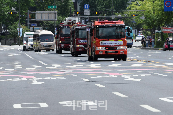 세종대로에서 이동하는 소방차                                                                                                                                                                      