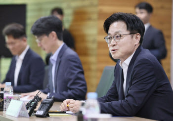 &apos;NCC 25% 감축&apos; 석화 사업재편 시동…‘빅딜’은 없었다