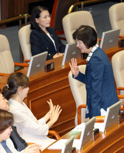 [포토]의원들 축하받는 추미애 신임 법사위원장                                                                                                                                                            