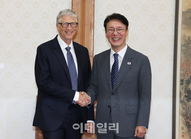 기념촬영하는 김민석 국무총리-빌 게이츠 게이츠재단 이사장                                                                                                                                          