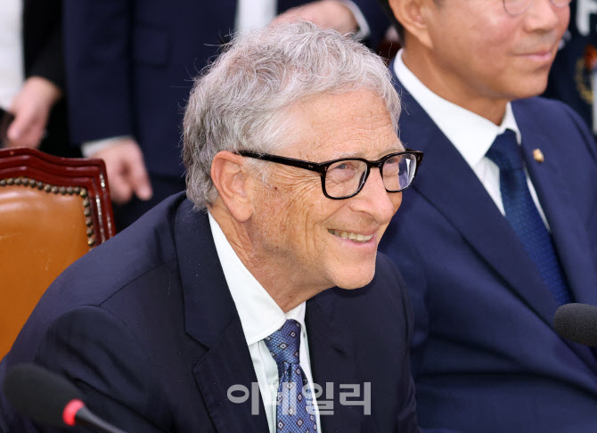미소 짓는 빌 게이츠                                                                                                                                                                               