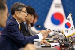 한미정상회담에 문제 생겼나…외교장관, 일본 건너뛰고 미국행
