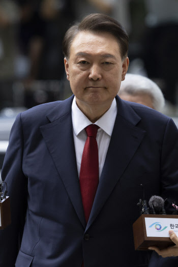尹 구치소 CCTV 영상 공개될까…與지도부가 최종 결정할 듯