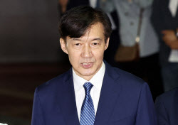 조국, 된장찌개 논란에 “속 꼬인 사람들...돼지 눈엔 돼지만”