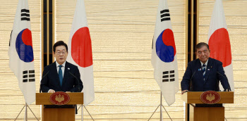 한일 정상 "한일관계 발전시켜 한미일 협력 강화로 가자"(종합)