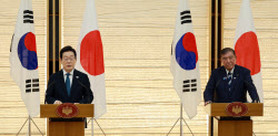 한일 정상 "한일관계 발전시켜 한미일 협력 강화로 가자"(종합)