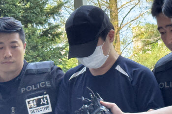 檢 "금목걸이 훔친 경찰조사관 자살 가능성, 구속해야"…법원 기각(종합)