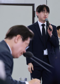 "李대통령, 월급도 못 올려줘"...하정우, 억대 연봉 포기한 이유