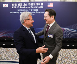 이재용 얼싸안은 젠슨 황…엔비디아 '뉴 로보틱스 칩' 스펙은?[오늘M7]