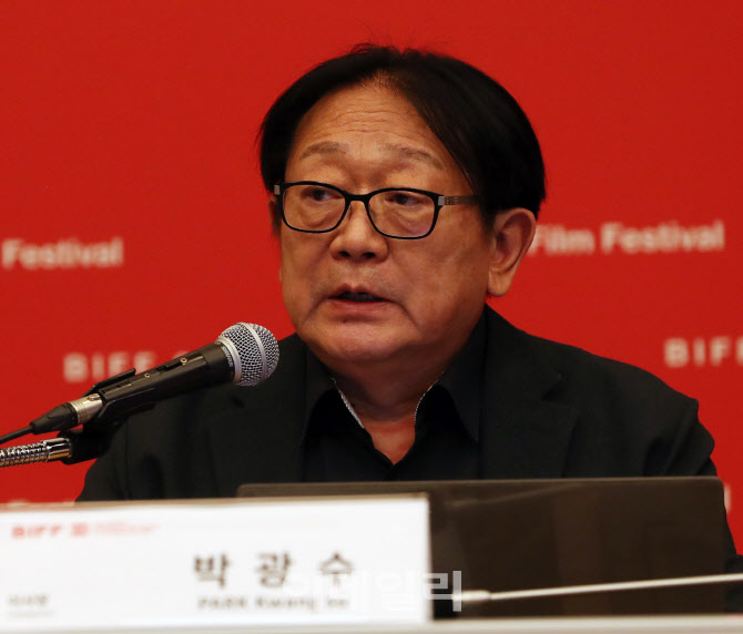  기자회견하는 박광수 이사장 