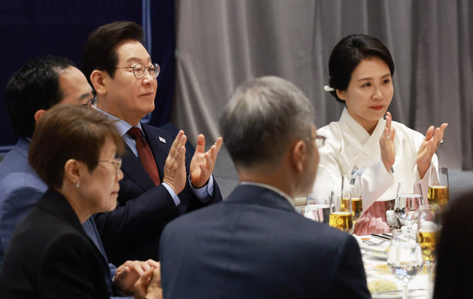  동포 만찬 간담회 참석한 이재명 대통령 부부                                                                                                                                                       