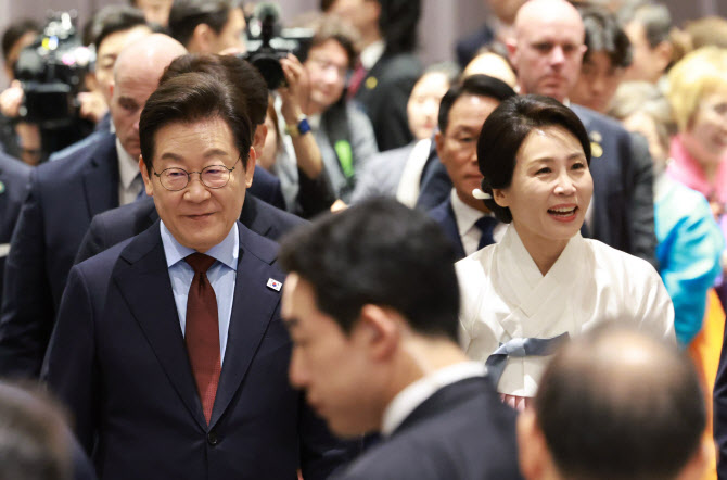  동포 만찬 간담회 입장하는 이재명 대통령 부부                                                                                                                                                     