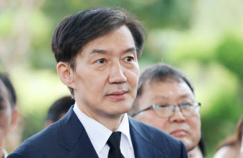 조국 "자숙하는 게 &apos;정치인 조국&apos; 역할 아니라고 생각해"