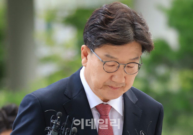 '통일교 청탁 의혹' 권성동, '굳은 표정으로 특검 출석'